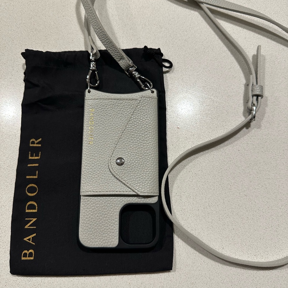 Donna Side Slot Crossbody Bandolier - Light Grey/Silver
iPhone 11 Pro.